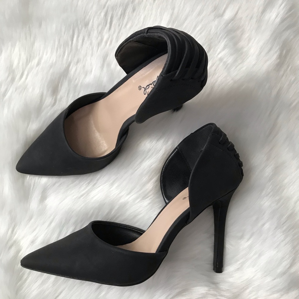 Black pumps